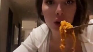 Lyna Perez - Eats and chatting (Live)