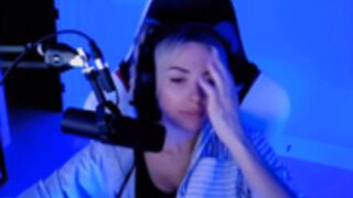 Corinna Kopf - Cute Manicure on The Stream