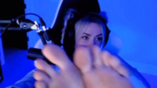 Corinna Kopf - Cute Manicure on The Stream