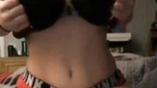 Mostrando las tetotas