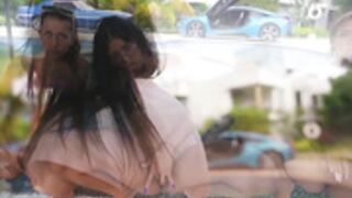 mansion-girls_2022-10-29