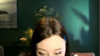 Ella_Knockers_Xl shows off tits