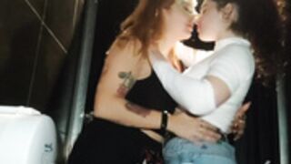 BootyWhite y amiga en el baño