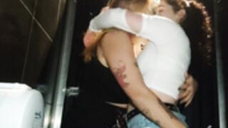 BootyWhite y amiga en el baño