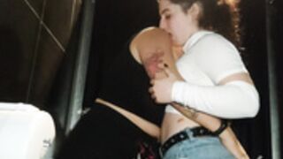 BootyWhite y amiga en el baño