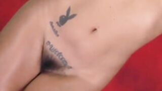 Neila desnuda en una sesion roja