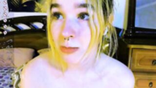 cute holy_rave fucks her teenage cunt smiling