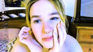 cute holy_rave fucks her teenage cunt smiling