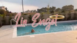 LiaEngel - NACKT SCHWIMMEN und GEILER SEX
